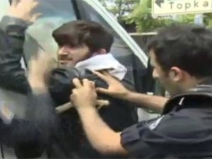 Sapanla yakalanan eylemcinin polisle komik diyaloğu