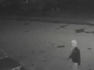 Hırsız tanınmamak için eşarp taktı