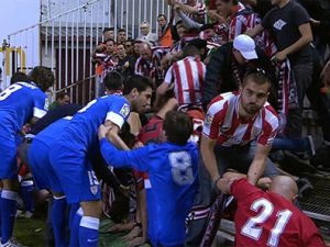 Tribün sahaya yıkıldı