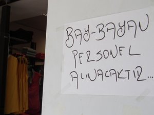 Mağazalar camekan reklamıyla eleman arıyor