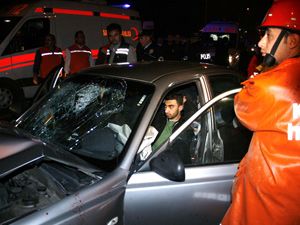 Temizlik kamyonuna çarpan otomobildeki 4 üniversite öğrencisi yaralandı