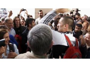 Serbest Bırakılan Eylemci, Beşiktaş Tezahüratlarıyla Karşılandı