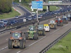 Kupa finaline traktörlerle gittiler