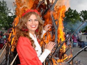 Kakava Ateşi Etrafında Roman Coşkusu