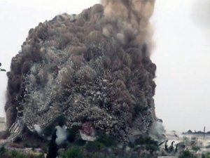 Esed karargahı havaya uçtu: 50 ölü