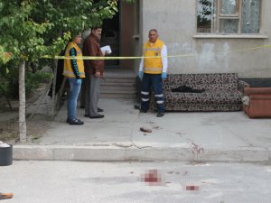 Eşini ve baldızını öldürdü