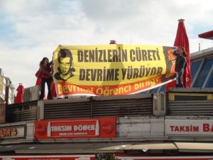 Taksim'de Pankart Açan 3 Kişi Gözaltına Alındı