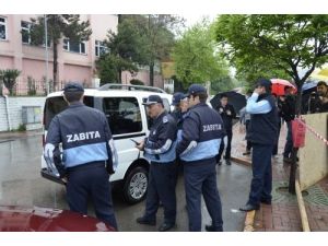 Kaçak İnşaatlara Dikkat Çekmek İçin Kaldırımı İşgal Ettiler