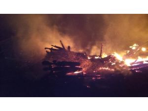 Eflani’de 6 Samanlık Aynı Anda Yandı