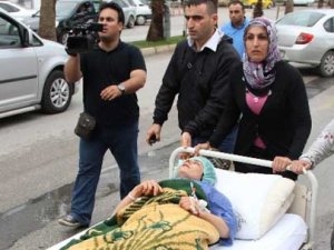 Doktor, eşine kızdığı hastasını sokağa attı