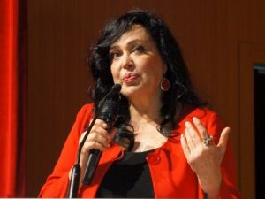 Yılın Annesi Seçilen Türkan Şoray, Ödülünü Gözyaşlarıyla Aldı