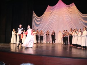 Kazak tiyatrocular büyük alkış aldı