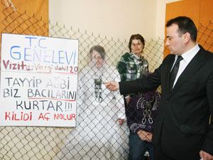 Eski hayat kadınlarından kafesli eylem