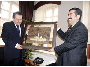 Kazakistan Büyükelçisi Vali Doğan'ı ziyaret etti