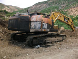 PKK'lılar yine iş makinelerini yaktı!