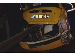 Demir Korkuluklara Saplanan Ticari Taksinin Şoförü Can Verdi