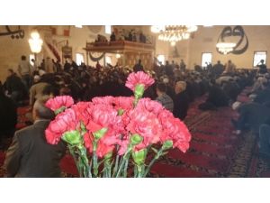 Cemaat Cuma Namazını Güller Arasında Kıldı