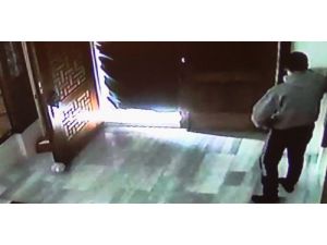 Camideki Yardım Kutularını Patlatan Hırsız Kameralara Takıldı