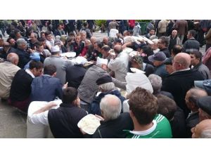 Eski Camii Önünde Pilav İzdihamı