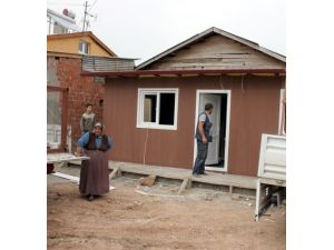 Evi Yanan Yaşlı Kadına Prefabrik Ev Yapılıyor