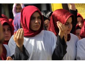 Diyarbakırlı Kız Öğrencileriden Mısır Protestosu