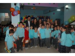 Fakülte Öğrencileri Kitap Ve Oyuncak Kumbarası Yaptı