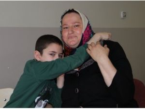 Fedakar Anne, Otistik Oğluyla İlgilenebilmek İçin 1,5 Yaşındaki Kızından Ayrıldı