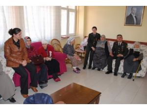 Jandarma Huzurevindeki Annelerin Günü'nü Kutladı