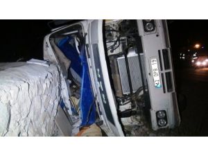 Virajı Alamayan Tır Duvara Çarptı: 1 Yaralı