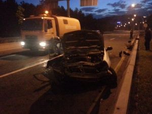 Gideceği Yöne Karar Veremeyen Otomobil Orta Bariyere Çarptı: 3 Yaralı