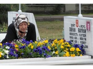 Şehitlikte Anneler Evlatları İçin Dualar Etti