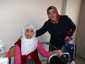 Kimse Yok Mu Gönüllülerinden Huzurevindeki Yaşlılara Karanfil