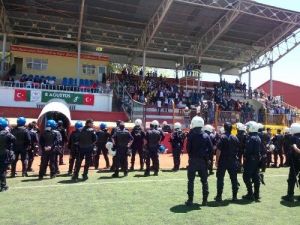 Bal Ligi'ne Yükselme Maçında Olaylar Çıktı, Maç Ertelendi