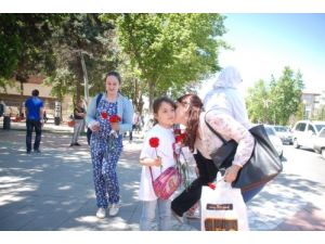Suriyeli Çocuklar Cadde Cadde Dolaştı, Türk Annelere Karanfil Uzattı
