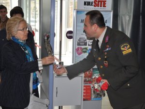 Jandarma'dan annelere karanfil