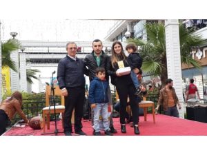 Oğlunu Kurtarmak İçin Peşinden Atlayan Özbek'e 'Yılın Annesi' Plaketi