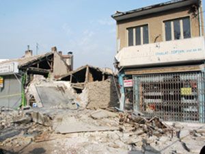 Asırlık iş yerleri kepçeye dayanamadı