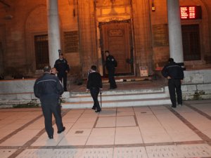 Hırsız camide kilitli kaldı