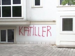 O binaya "katiller" ifadesi yazıldı