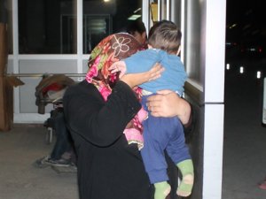 Kocasını sokak ortasında bıçakladı