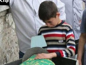 Soma'da madenci çocuğunun yürek burkan fotoğrafı