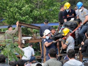 Kardeşinin bedenini sarıldığı arkadaşından ayırdı