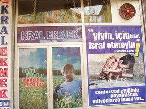 Ekmek israfına karşı uyarıcı afiş astı