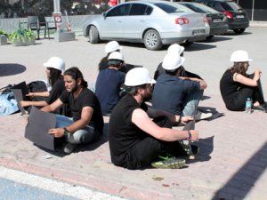 Öğrenciler Soma'nın yasını tutuyor
