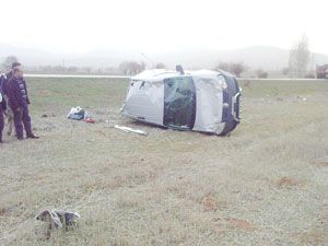 Devrilen kamyonetten yara almadan çıktılar