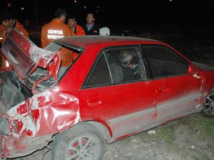 Polis aracına çarpan otomobil takla attı