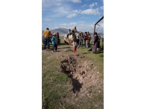 Bu Köyün Üzerine Her Gün Taş Yağıyor