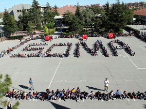 Öğrenciler bedenleriyle "Soma" yazdı