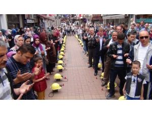 Soma Faciasında Ölenleri, Caddeye Baret Ve Karanfil Bırakarak Andılar