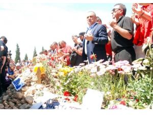 Milli Takım Soma Maden Şehitliği'ni Ziyaret Etti